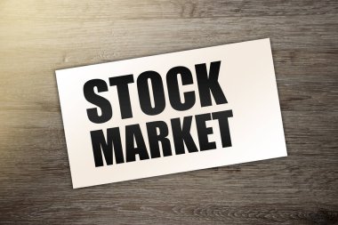Tahta masadaki kağıt üzerinde Market kelimeleri. İş konsepti.
