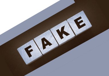 Siyah üzerine tahta bloklarla yazılmış sahte sözcük