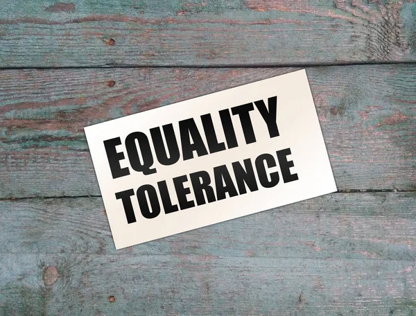 Tolerancia Egyenlőség szavak a fa asztalon. tolerancia társadalmi fogalom — Stock Fotó