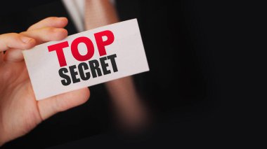 İş adamı el ele tutuşurken çok gizli kelimeler kullanır. İş konsepti.