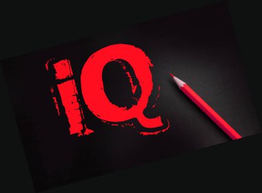 Ayrıca siyah ve kalem üzerinde IQ mesajı sarısı. Entellektüel test zekası nicel eğitim kavramı.