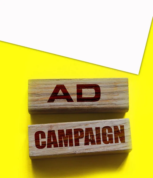 캠페인 Wooden Blocks Yelow Background 마케팅 사업의 — 스톡 사진