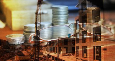 Şehir arka planında yığınla para, para yatırımı konsepti 