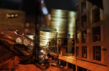 Şehir arka planında yığınla para, para yatırımı konsepti 