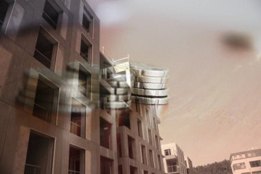 Şehir arka planında yığınla para, para yatırımı konsepti 