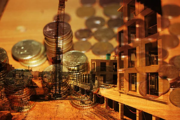 城市背景的成堆的硬币 货币投资概念 — 图库照片