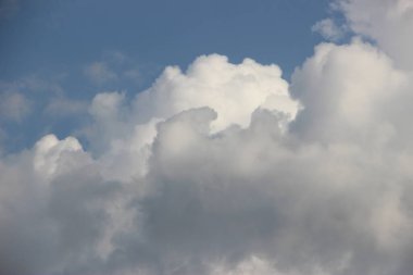 Güzel bulutlu gökyüzü manzarası 