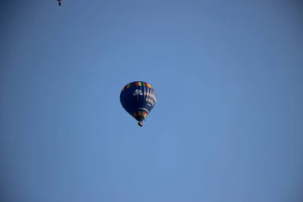 Gökyüzünde Sıcak Hava Balonu Manzarası — Stok fotoğraf