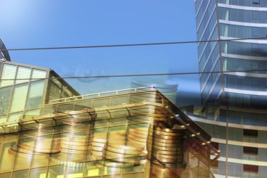 Şehir arka planına karşı para yığınları, para kavramı 