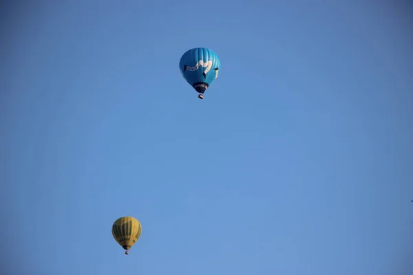 空に熱気球が見える — ストック写真