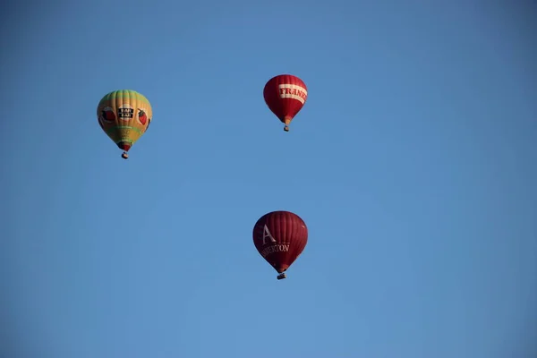 空に熱気球が見える — ストック写真