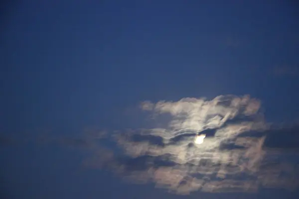 Schöner Bewölkter Himmel Mit Mond — Stockfoto