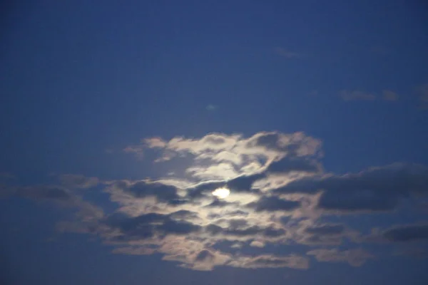 Bela Vista Nublada Céu Com Lua — Fotografia de Stock