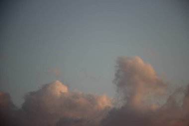 Güzel bulutlu gökyüzü manzarası 