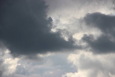 Güzel bulutlu gökyüzü manzarası 