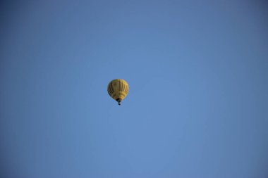 Vilnius / Litvanya - 10 10 2010: Vilnius gökyüzünde uçan sıcak hava balonu