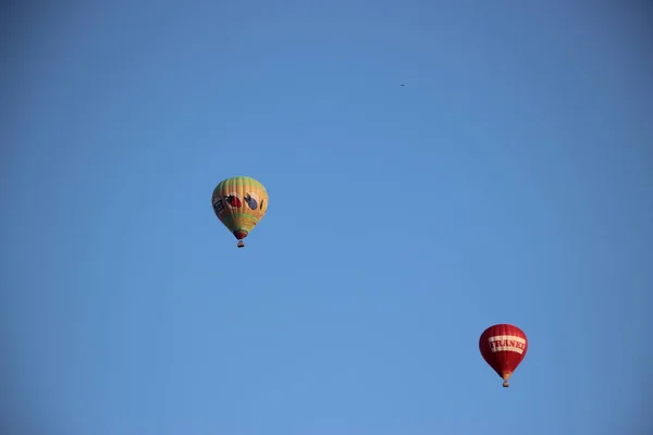 空に熱気球が見える — ストック写真
