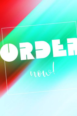 Renkli arkaplanda şimdi pankart düzenle