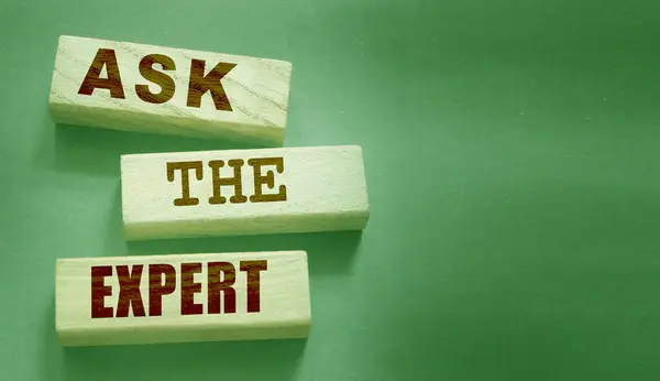 Fråga experten om träklossar. Konsultera en professionell, master eller konsult för en lösning och rådgivning affärsidé — Stockfoto