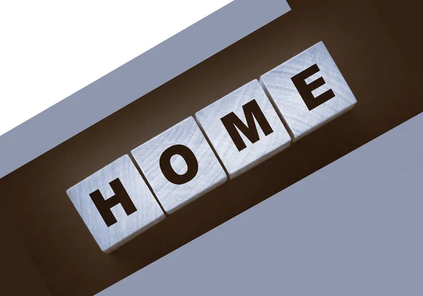 Деревянные кубики со словом "дом", дом на черном фоне. Концепция недвижимости или эмиграции. — стоковое фото