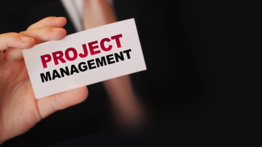 Kart işadamı tutanaklarındaki PROJECT MANAGEMENT sözcükleri. İş stratejisi insan kaynakları HR kavramı