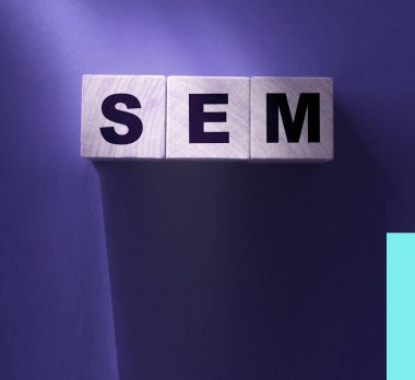 Tahta bloklardaki SEM harfleri kırmızıya. Pazarlama işi konsepti.