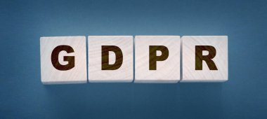 GDPR Kelimesi Tahta Küplerle Siyah Üzerine Yazıldı.