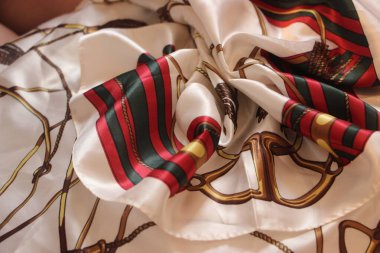 İpeksi eşarp yakın görünüm 