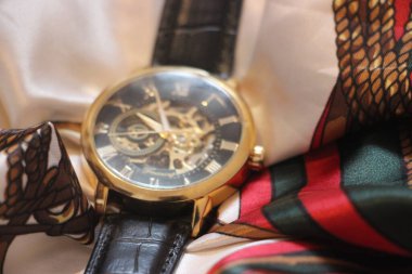 Pahalı bir saatin yakın görüntüsü