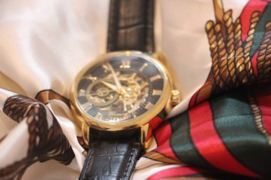 Pahalı bir saatin yakın görüntüsü