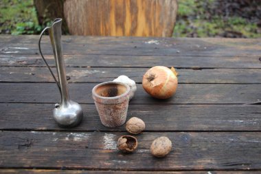 Ahşap arka planda kahve fincanı ve kahve çekirdeği.