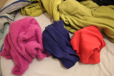 Kız için kıyafetler ve dolapta bir erkek.