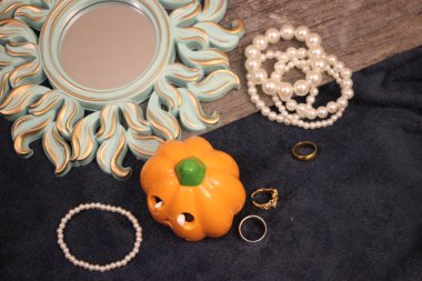 Durgun bir hayat ve beyaz bir çerçeve.