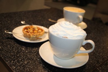 kahve fincanı ve tatlılar tablo