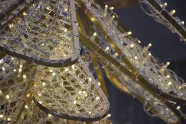 Şehirde noel ağacı süslemesi