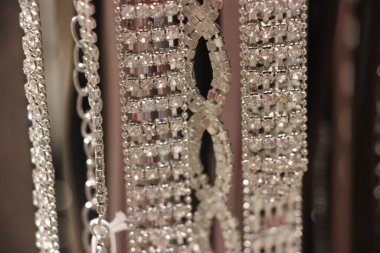 Pencerede güzel alyanslar