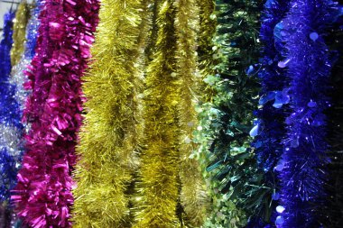 Parlak renklerle Noel ağacı.