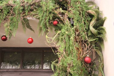 Toplar ve oyuncaklarla Noel ağacı süslemesi