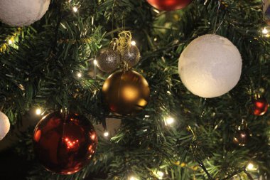 Noel ağacı süslemelerini ve köknar ağacının dallarındaki Noel balosunu kapatın.