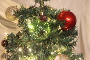 Oyuncaklarla Noel ağacı süslemesi