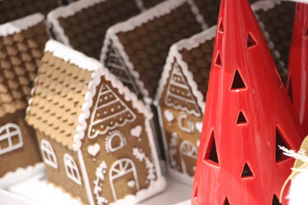 Noel ağacı olan zencefilli kek evi.