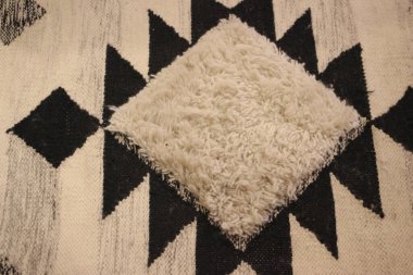 beyaz ve gri renkli halı desenli