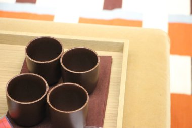 Kahve çekirdekleri ve bir fincan espresso.