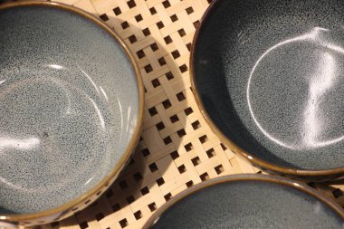 Siyah ve beyaz renkli boş kase