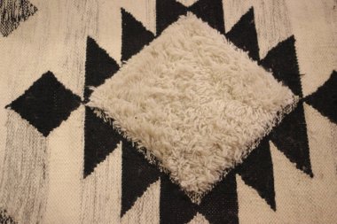 Halı, halı ve halı modern ve sıkıntılı renklerde.