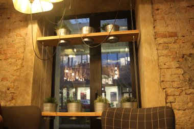 Modern bir restoranın içinde.