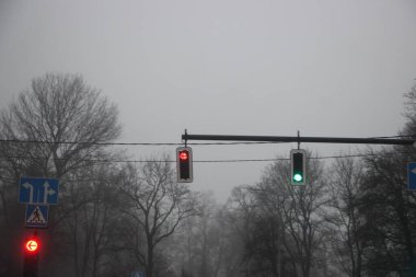 Şehirde trafik ışığı var.