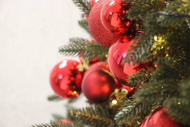 Güzel kırmızı ve altın renkli oyuncakları olan bir Noel ağacı. Noel topları olan bir Noel ağacı. Yeni yıl. Noel ve Yeni Yıl.