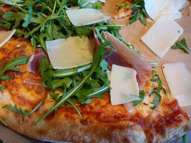 Pizza jambon, peynir ve otlar ile