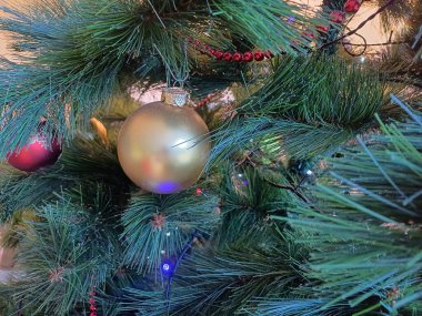 Güzel noel süslemeleri kapanıyor. Noel ağacı.